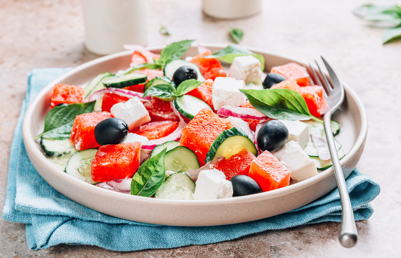 salade-mediterraneenne-a-la-pasteque-et-a-la-feta-une-option-sante-pour-les-seniors-en-ete-lors-de-grosses-chaleurs